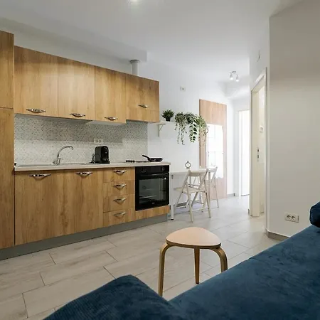 Apartment Downtown Urban W Balcony Vol 1