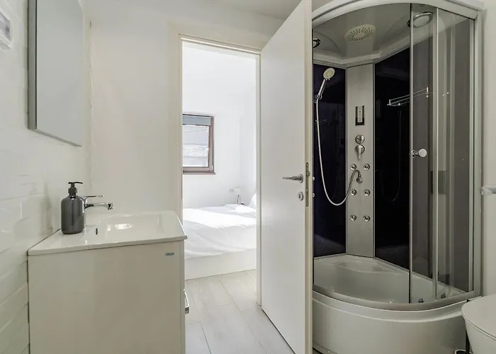 Downtown Urban W Balcony Vol 1 Апартаменти