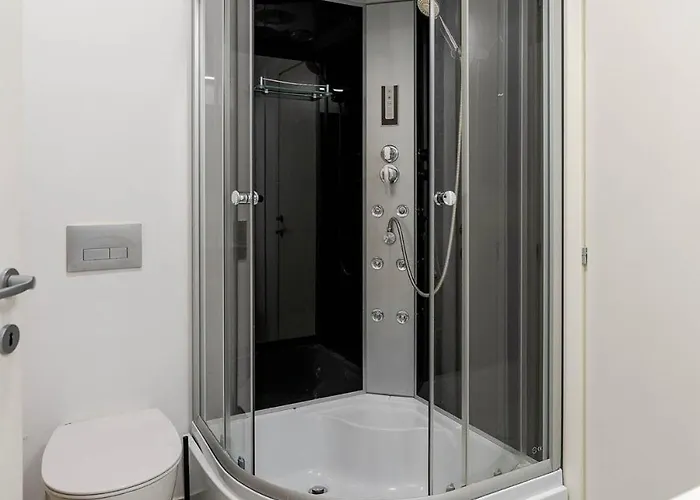 Апартаменти Downtown Urban W Balcony Vol 1 *