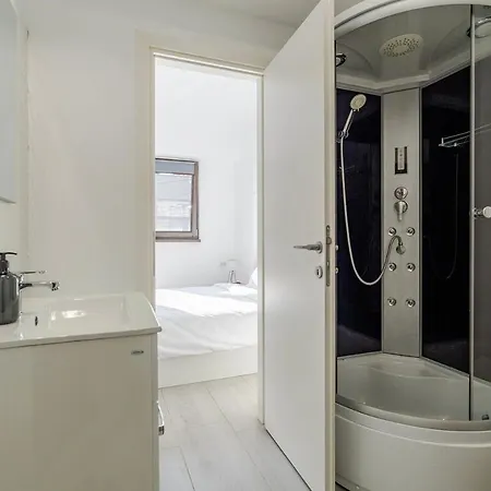 Downtown Urban W Balcony Vol 1 Apartament